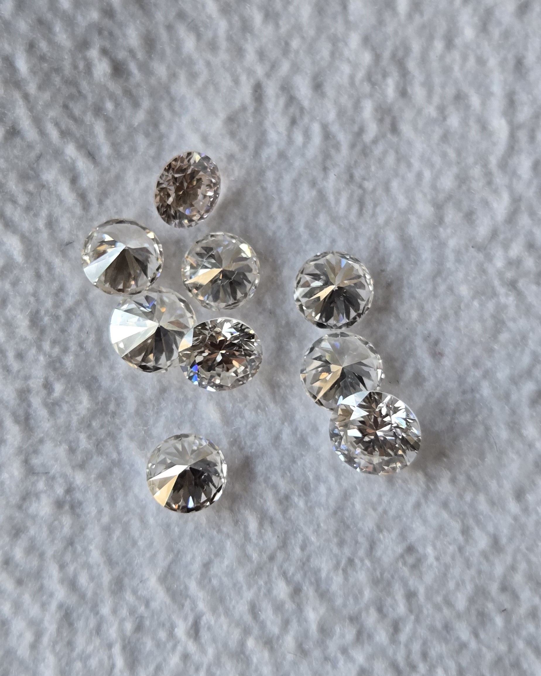 +18 Up Pointer Round Brilliant Cut Loose Lab Grown Diamond Studio View 1
