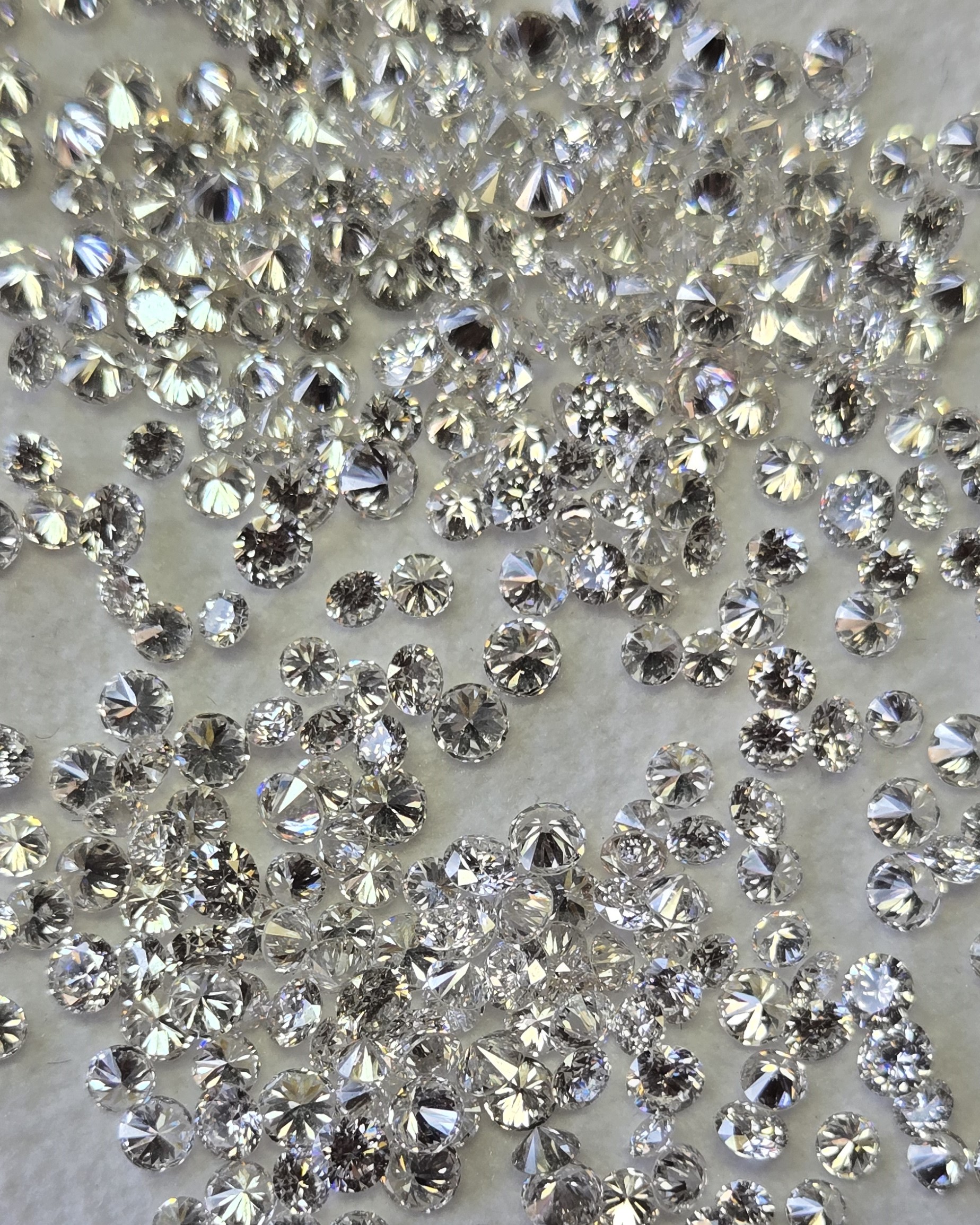 Melee Pointer Round Brilliant Cut Loose Diamond Studio View